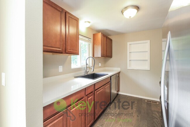 Building Photo - Spacious 4 Bedroom with Open Floor Plan and AC