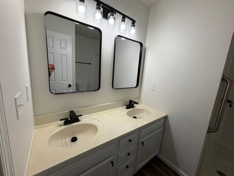 Building Photo - 10904 Coreys Way