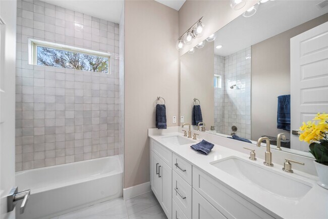 Building Photo - 312 Queen Sude Ln