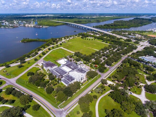 Building Photo - 101 Park Shores Cir