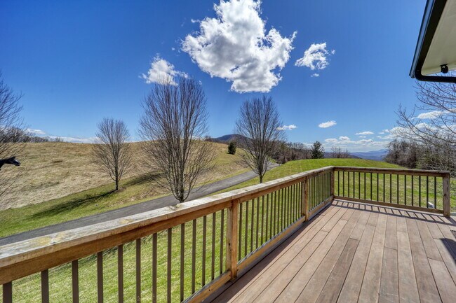 Building Photo - 137 N Ridge Ln