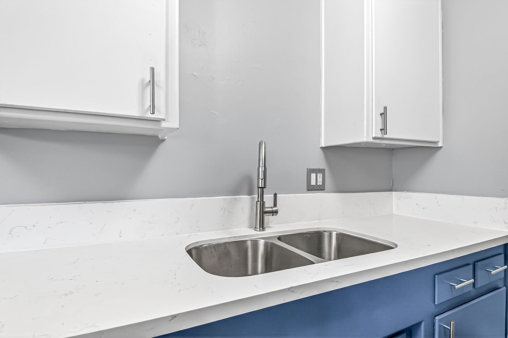 Building Photo - 539 E 11th St