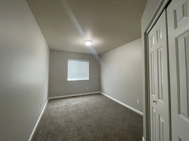 Building Photo - BEAUTIFUL 3 BEDROOM AND 2.5 BATHROOM TOWNHOUSE IN SOUTHWEST REDMOND!