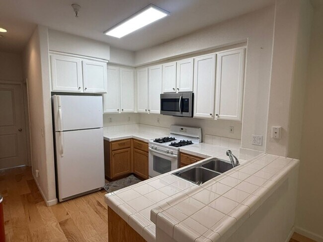 Building Photo - Large 3-Bedroom, 3.5 Bathroom Townhome in Metro Walk Village Neighborhood