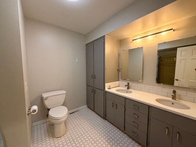 Building Photo - 357 Shore Haven Dr SE