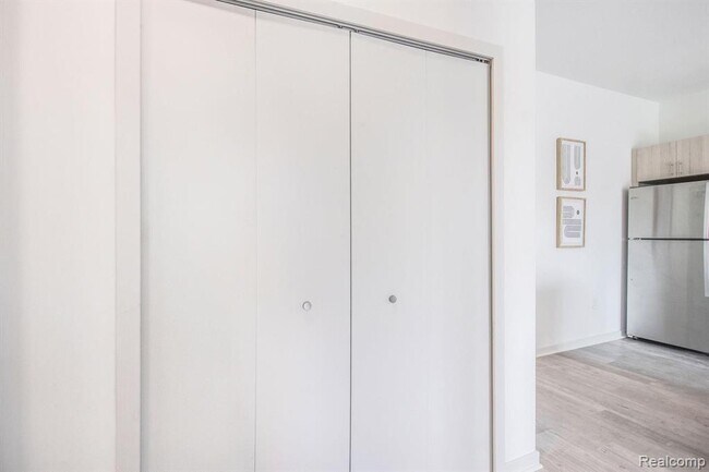 Building Photo - 7410 Kercheval Ave