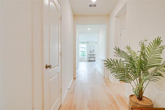 Building Photo - 405 Club House Dr