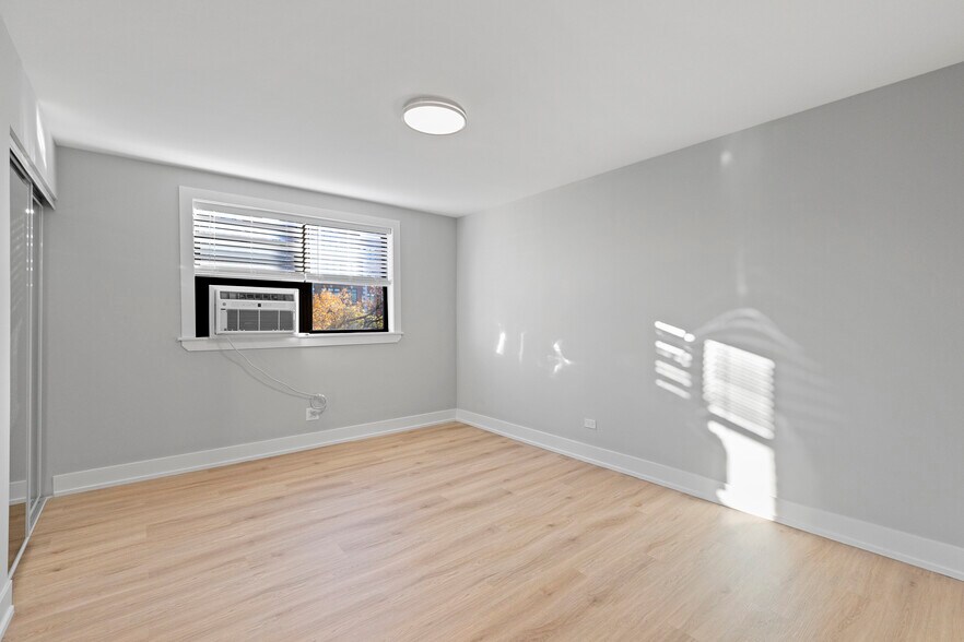 Building Photo - 533 W Aldine