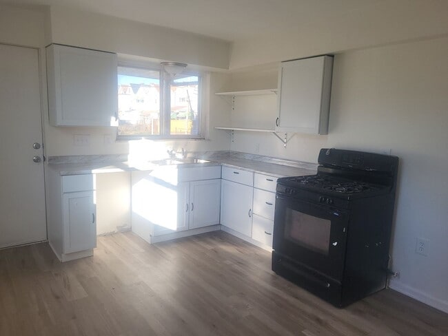 Building Photo - Newly Renovated 2 Bed, 1 Bath Home in Hazelwood - Available Immediately!