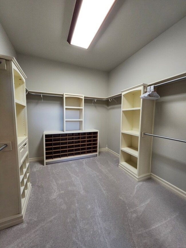 Building Photo - 718 Briarwood Dr