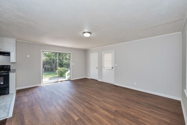 Building Photo - Comfort & Convenience in Northport – 4BR H...