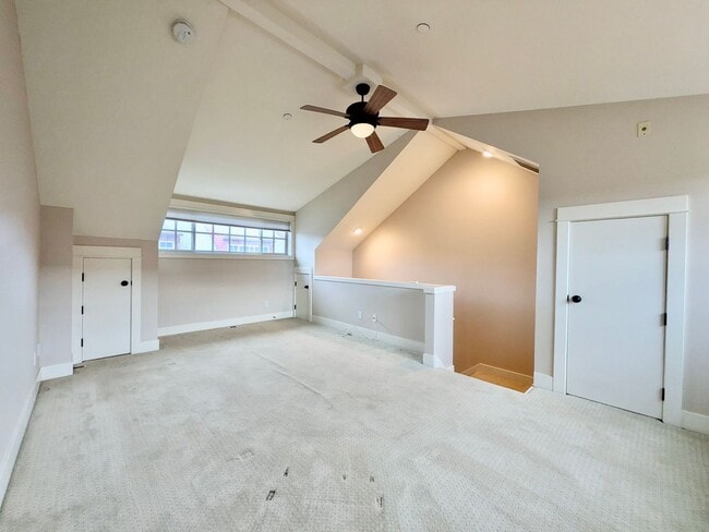 Building Photo - Luxury Townhome in Lake Oswego’s Coveted First Addition | Garage Included!