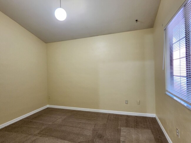 Building Photo - For rent Townhome 2 bed, 2 baths plus study