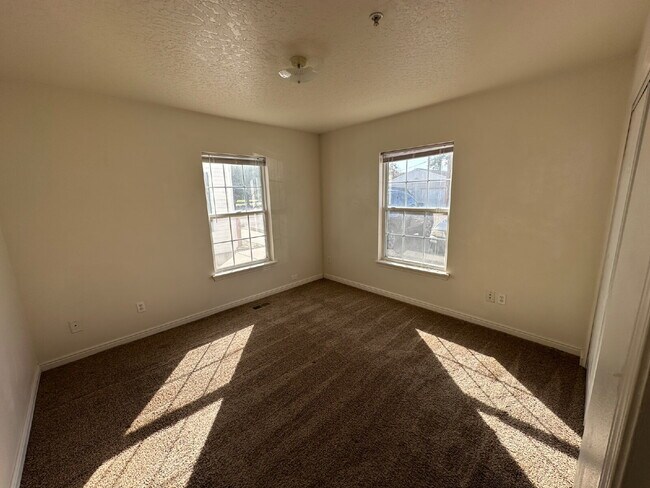 Building Photo - 122 Davis Ave