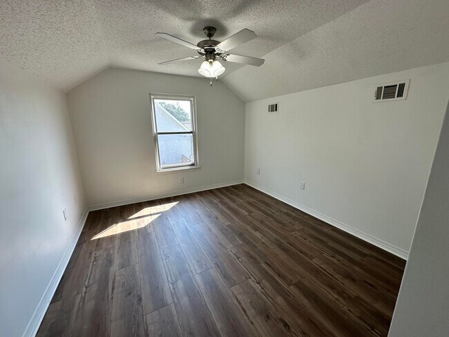 Building Photo - 308 Island Dr
