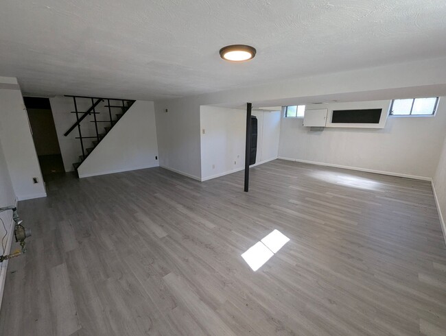 Building Photo - Updated Open-Concept with Sunroom & Finished Basement Space