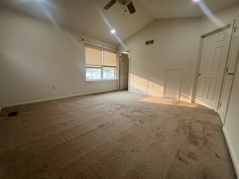 Building Photo - 8 Dolmen Ln