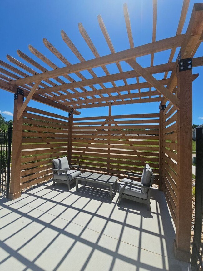 Building Photo - 3-Bedroom Home Steps from Resort-Style Pool with Jack-and-Jill Bath