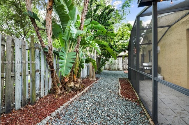 Building Photo - 1377 Garden Rd