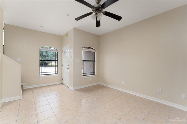 Building Photo - 1307 W Kiwi Ave