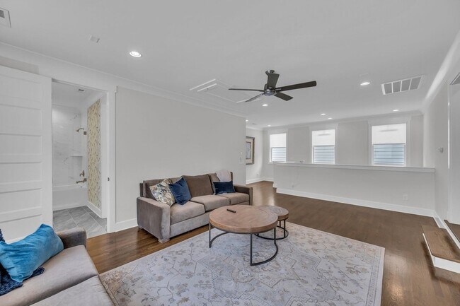 Building Photo - 5045 Kathryn Ave