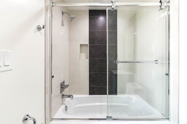 Building Photo - 756 N Ridgewood Pl