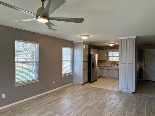 Building Photo - Charming 2-Bedroom in Bella Vista with Large Fenced Backyard!