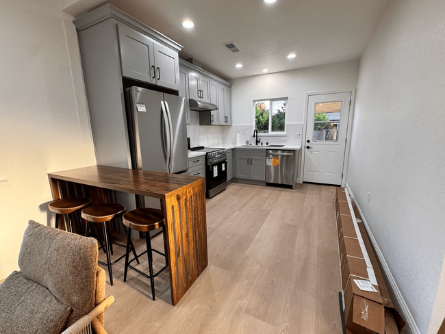 Building Photo - 1053 Brommer St