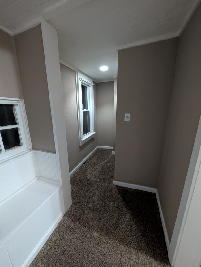 Building Photo - 516 NE Twiss Ave