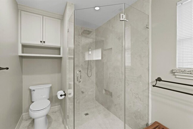 Building Photo - 5618 Bankside Dr