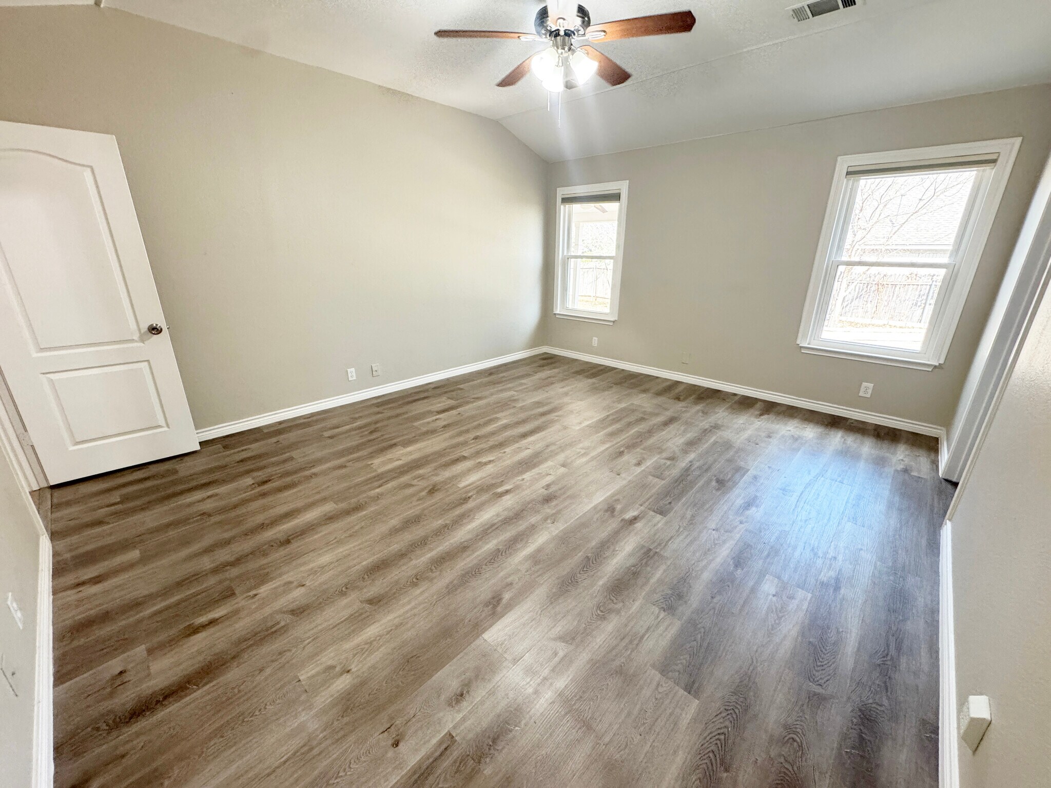 Building Photo - 5042 Cleves St