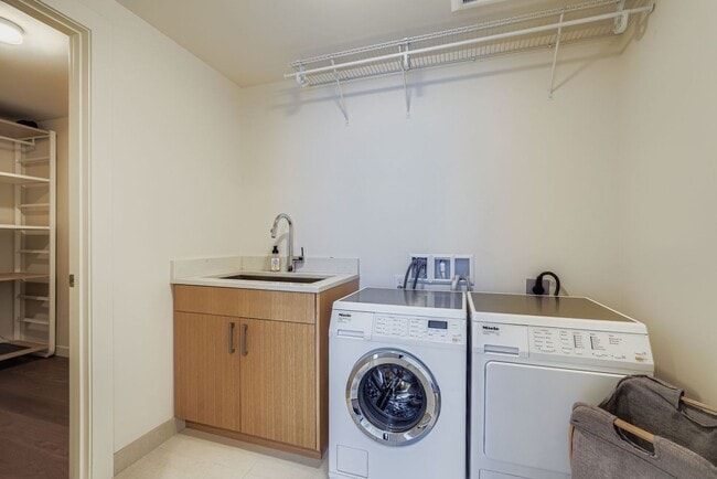 Building Photo - Eastlake Townhome with Commanding Views