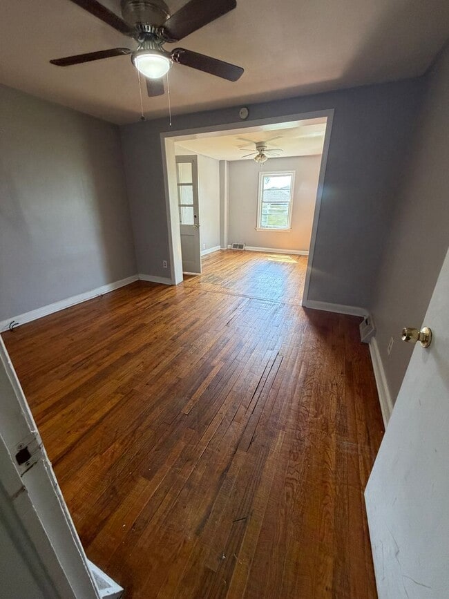 Building Photo - Large Home in Great Area