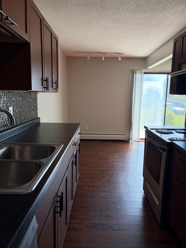 Building Photo - Spacious 2-Bedroom/1.5 Bathroom Condo