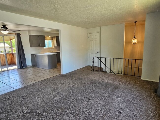 Building Photo - Spacious 4 Bed Bountiful Home | Central Location & Covered Parking