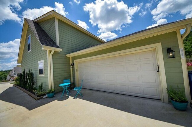 Building Photo - 3 Bedroom Beautiful Cleveland Home!