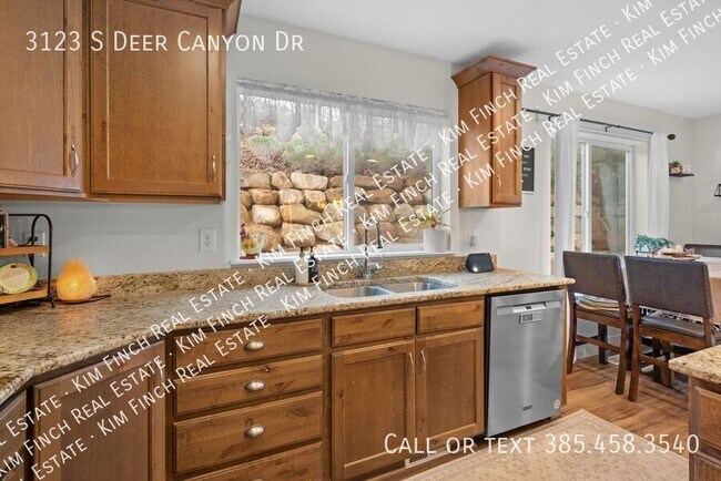 Building Photo - 3123 W Deer Canyon Dr