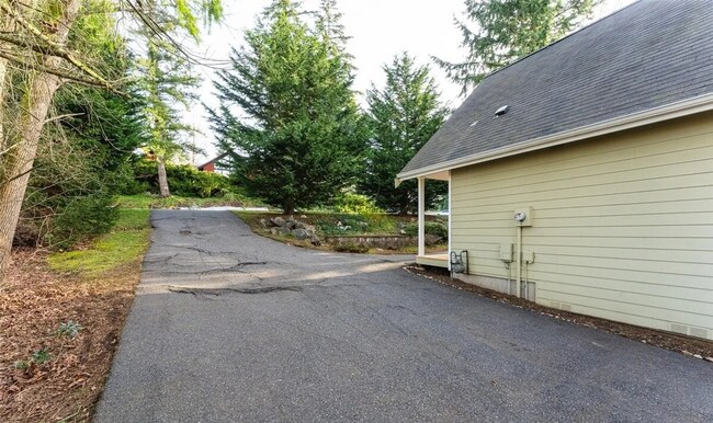 Building Photo - Short Term Lease Only, Charming 3 Bed, 1.5 Bath with Big Yard