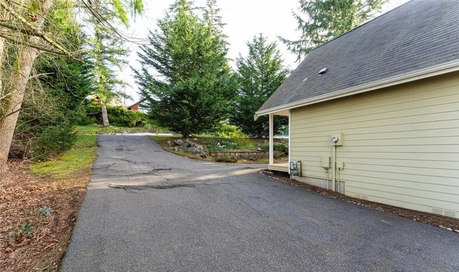 Building Photo - Welcome to this charming and inviting 3-bedroom, 1.5-bath home