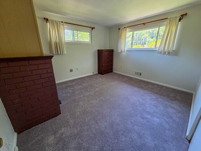 Building Photo - 305 Hillsboro Dr