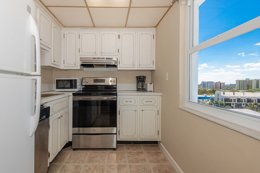 Building Photo - 710 N Ocean Blvd