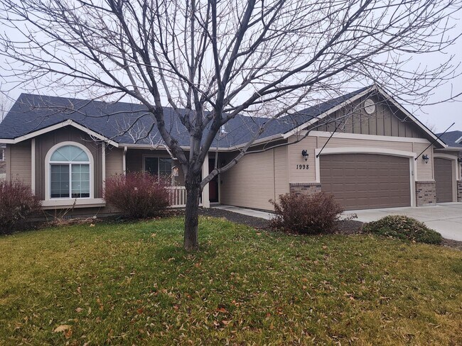 Building Photo - Charming single level 4 bedroom home in Crimson Point community. Spacious open floor plan, oversi...