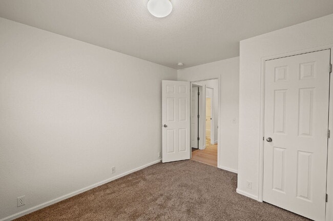 Building Photo - Well maintained pet friendly townhome, close to downtown.