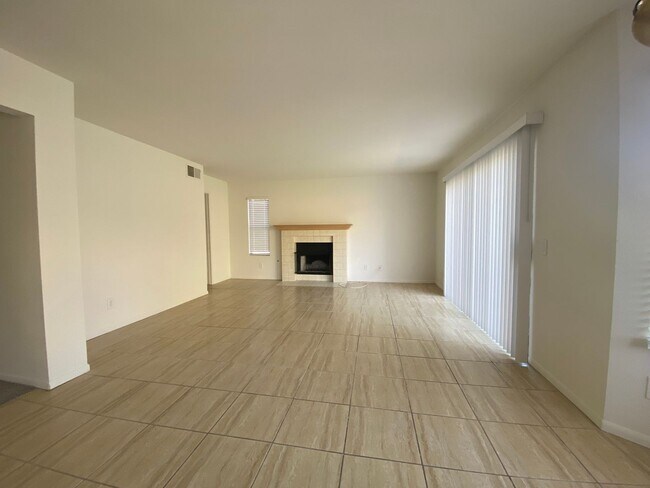 Building Photo - Large and Bright Mira Mesa Home