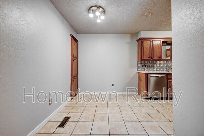 Building Photo - 1713 Hillcrest Dr