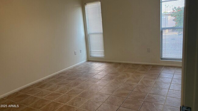 Building Photo - 9719 W Rolling Hills Dr