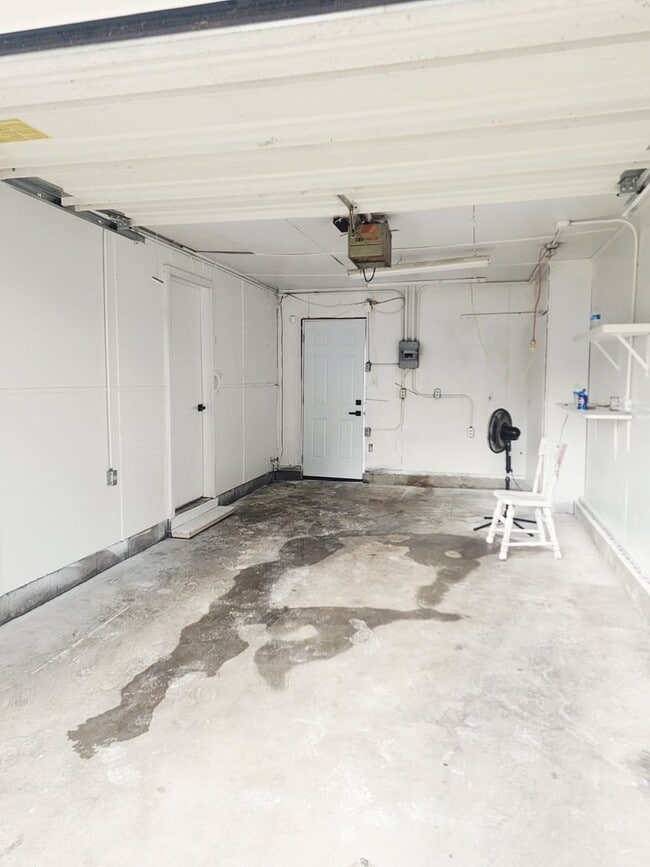 Building Photo - Fresh & Spacious 3BR/1BA – $1,395 – Move-I...
