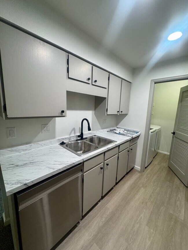 Building Photo - Updated 2 Bedroom CONDO with AC, centrally located