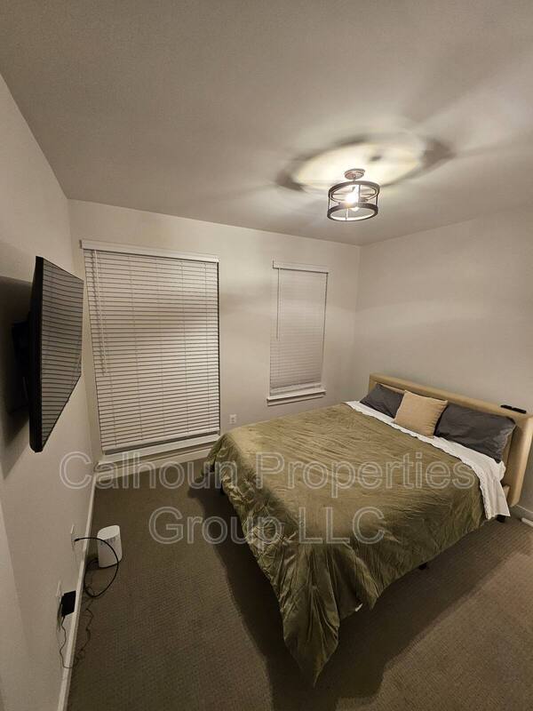 Building Photo - 605 Glenn Lk Dr