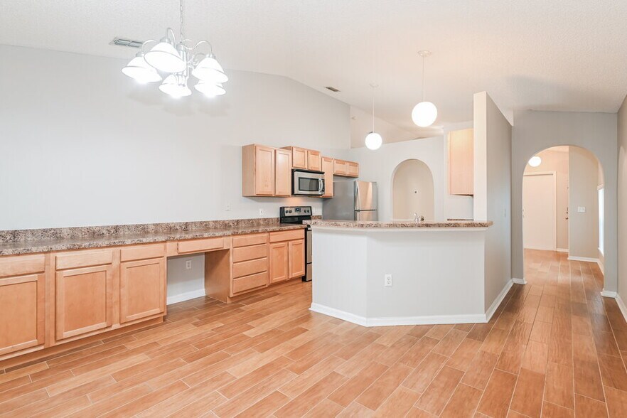 Building Photo - 8448 Oak Crossing Dr W